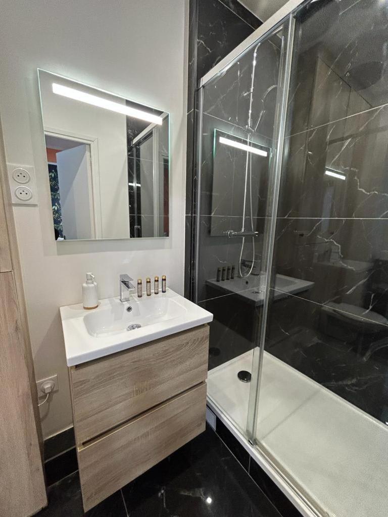 Stylish Modern Studio Apartment Paris Exteriör bild